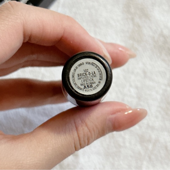 MAC Lipstick - 102 Brick-O-La - Picture 2 of 2